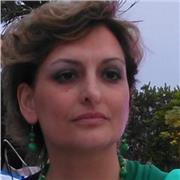 Laureata in Scienze e tecnologie alimentari, impartisce lezioni di matematica base, biologia, tecnologia per scuole medie